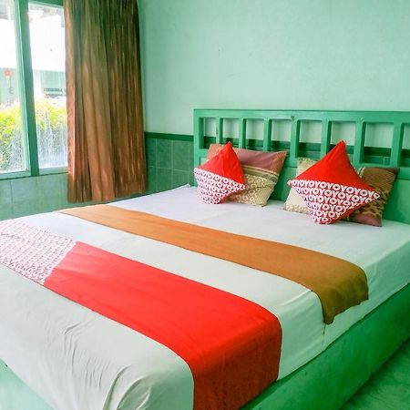 Super Oyo 3098 Hotel Sahabat Baru Singkawang Esterno foto