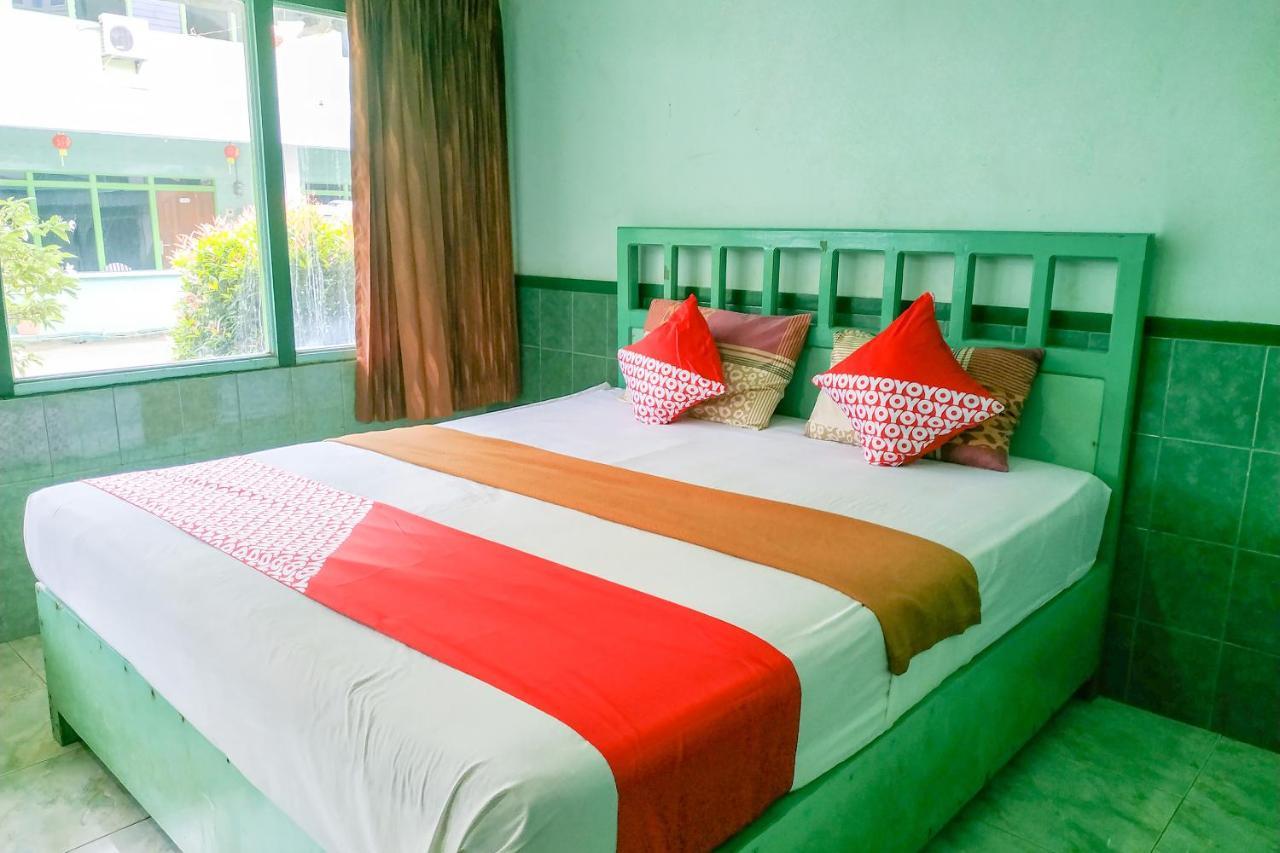 Super Oyo 3098 Hotel Sahabat Baru Singkawang Esterno foto