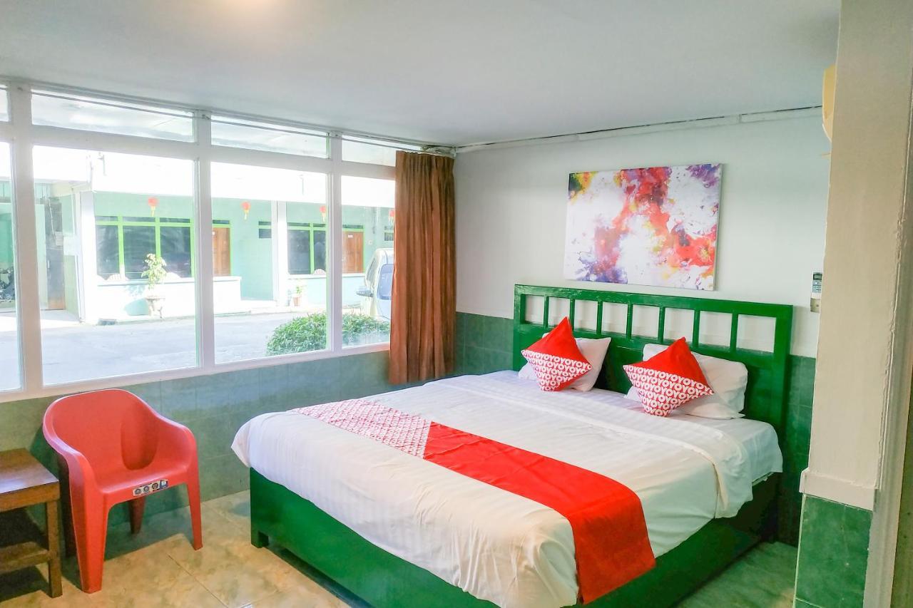 Super Oyo 3098 Hotel Sahabat Baru Singkawang Esterno foto