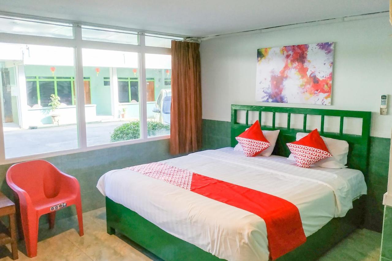 Super Oyo 3098 Hotel Sahabat Baru Singkawang Esterno foto