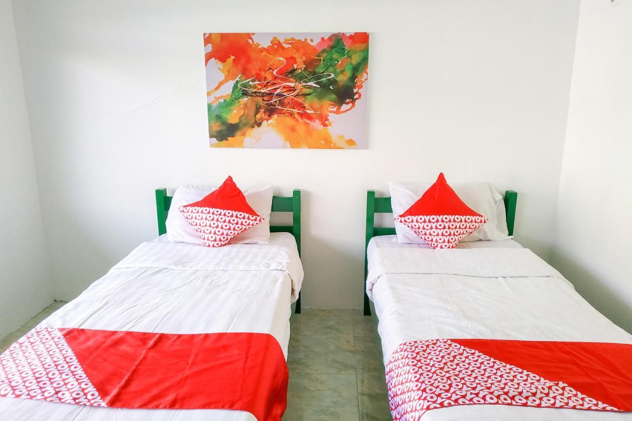 Super Oyo 3098 Hotel Sahabat Baru Singkawang Esterno foto