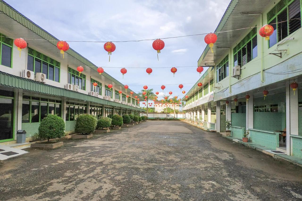 Super Oyo 3098 Hotel Sahabat Baru Singkawang Esterno foto