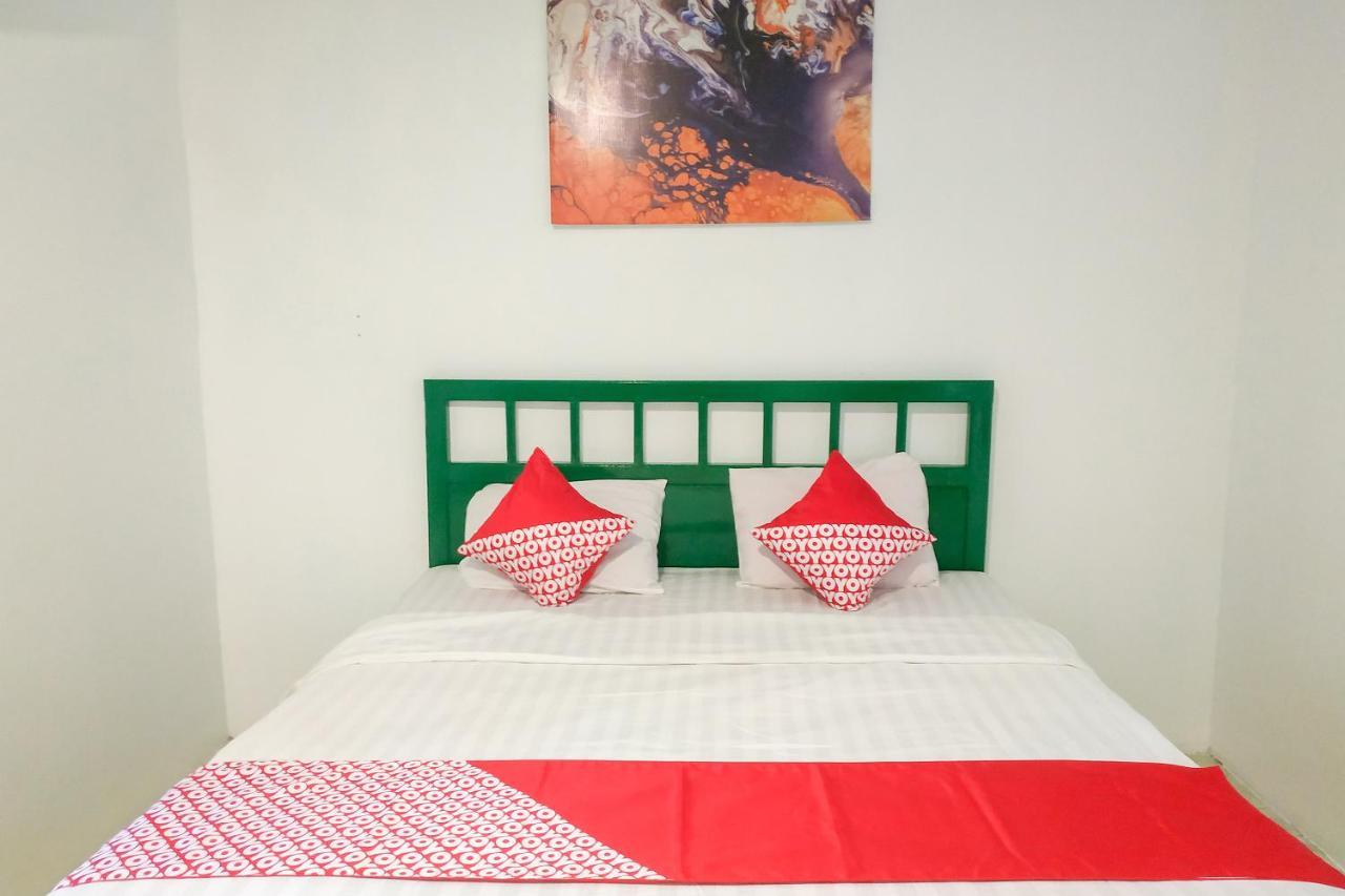 Super Oyo 3098 Hotel Sahabat Baru Singkawang Esterno foto